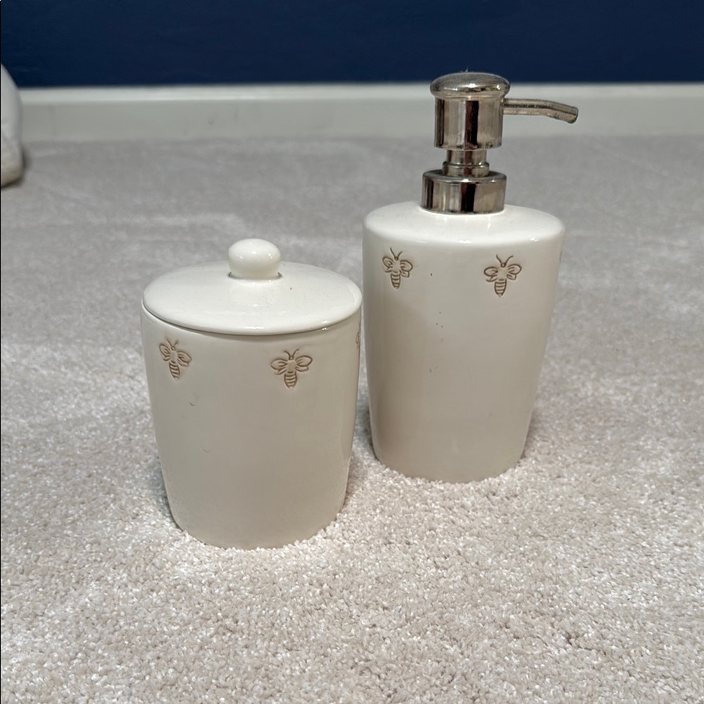 Like New! Pottery Barn Bee 🐝 Embroidered Shower Curtain, Towel Set & Jars! - Picture 3 of 9